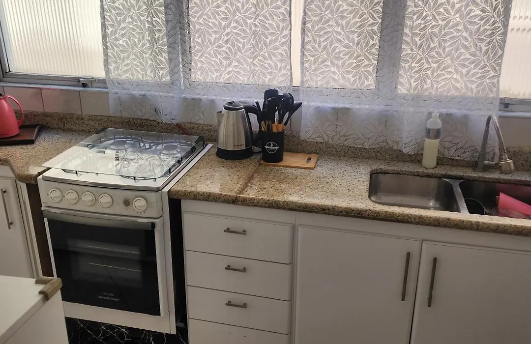 50 m do mar, 3 dorm, sacada com vista mar, pitangueiras, vaga de garagem, Pet friendly, berço-1